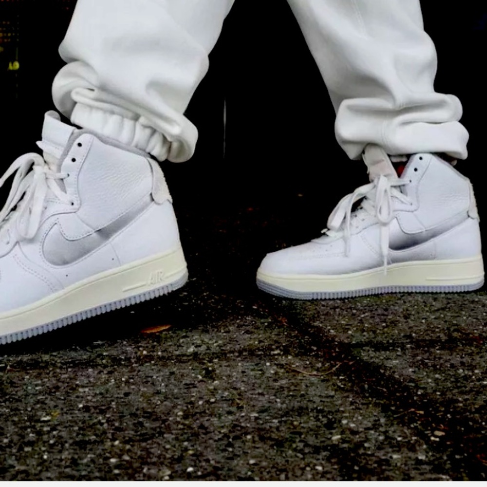NIKE AIRFORCE 1 - gently used in great condition.